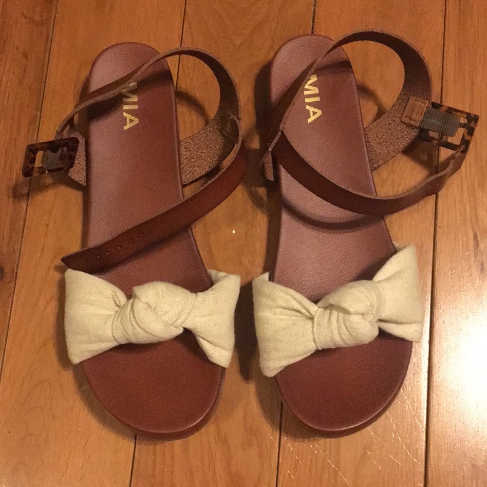 Neutral Mia sandal with tortoise buckle on the side